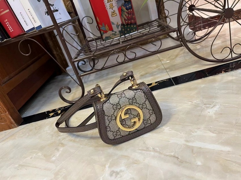 Gucci Handbags 682